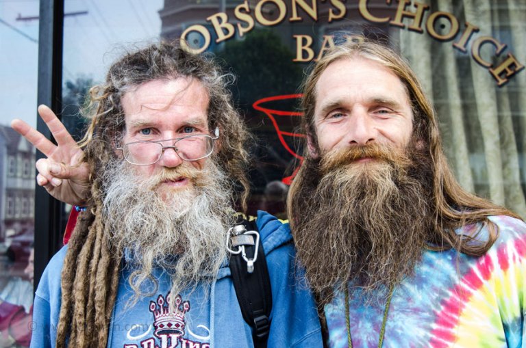 Zwei Obdachlose in Haight-Ashbury, San Francisco, in Batik-Kleidung