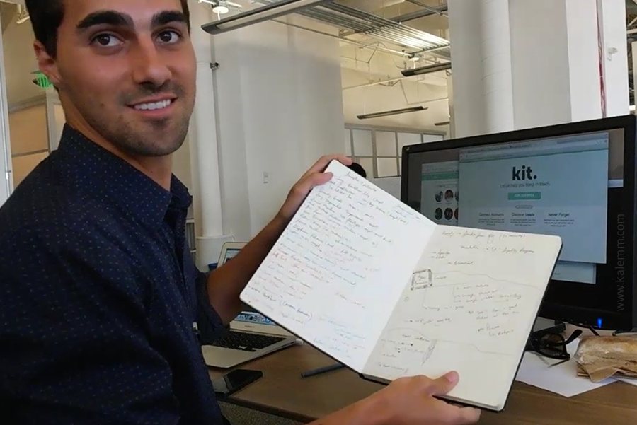 Startup-Gründer Michael Perry zeigt ein Notizbuch mit Absagen von Investoren