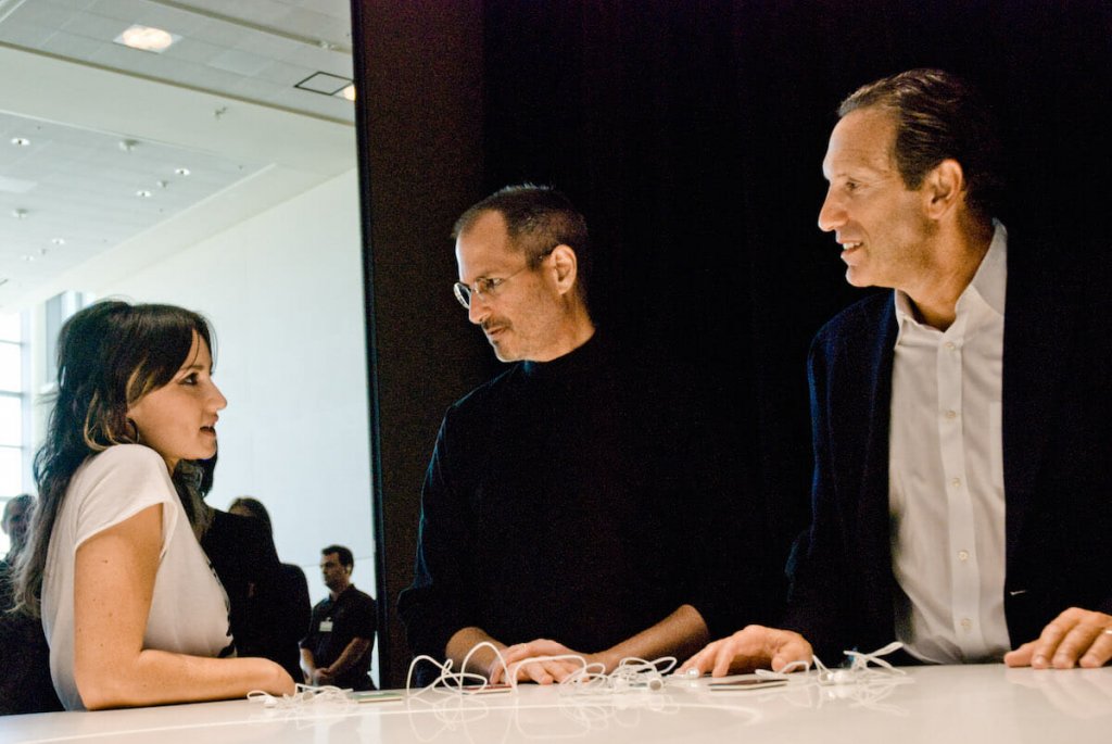 Singer KT Tunstall speaks with Apple co-founder Steve Jobs and Starbucks CEO Howard Schultz at an Apple event in 2007