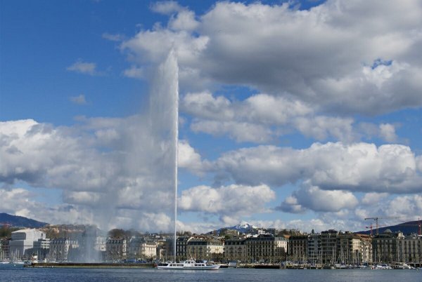 Fountain in Geneva’s harbor with Mont Blanc mountain in the back