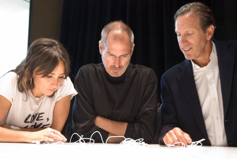 Apple co-founder Steve Jobs, singer KT Tunstall and Starbucks CEO Howard Schultz admire new iPods in 2007