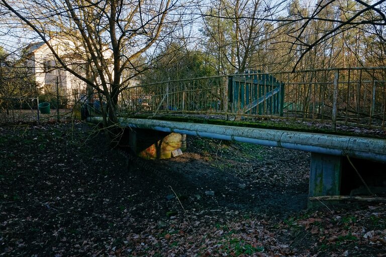 Eine Brücke in Schöneiche führt über das trockene Bachbett