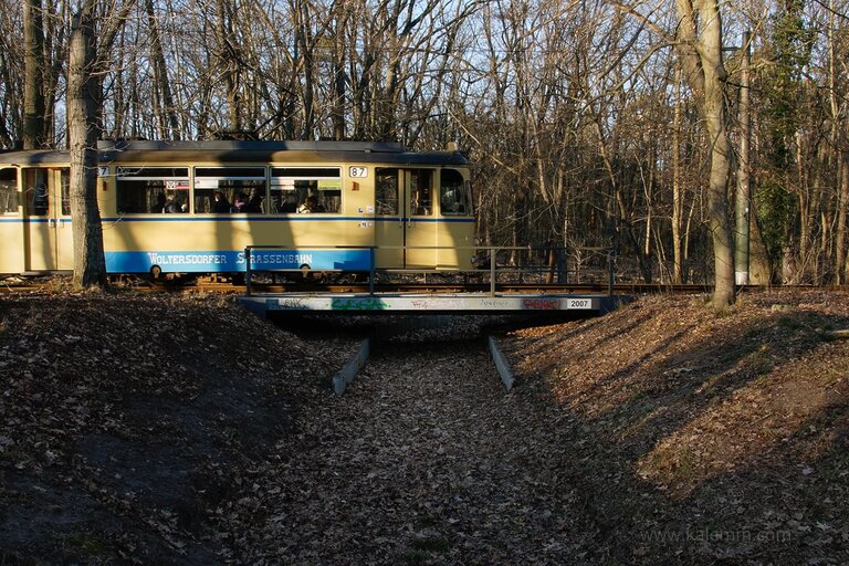 In Rahnsdorf fährt eine Tram über eine Brücke. Darunter kein Wasser mehr: das Mühlenfließ ist ein Opfer jahrelanger Dürre.
