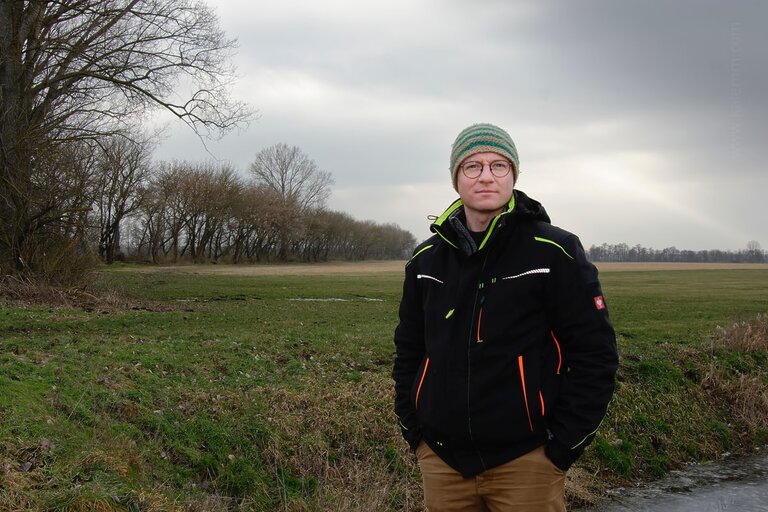 Thomas Gäbert, Vorstand der Agrargenossenschaft Trebbin, auf Grünflächen in Brandenburg