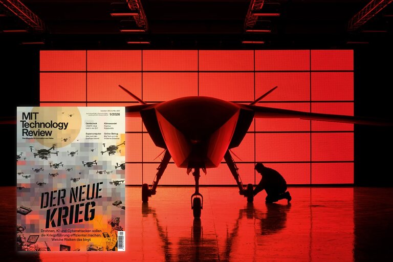 Vorschaubild für einen Beitrag über KI im Krieg: Fotomontage der Titelseite der MIT Technology Review Deutschland, Ausgabe 1/2026, über das Bild einer Helsing-Drohne gelegt.